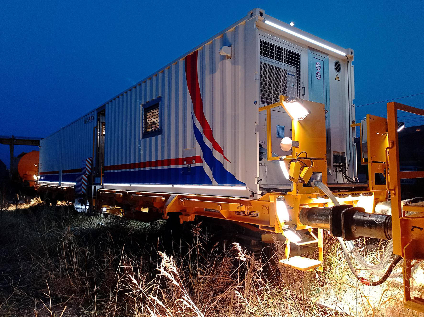 1 vasuti gyomirtas permetezes led vilagitas 2 - Black Sparkle®